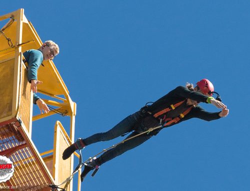 Salto extremo en la torre de salto de Bungee Jumping